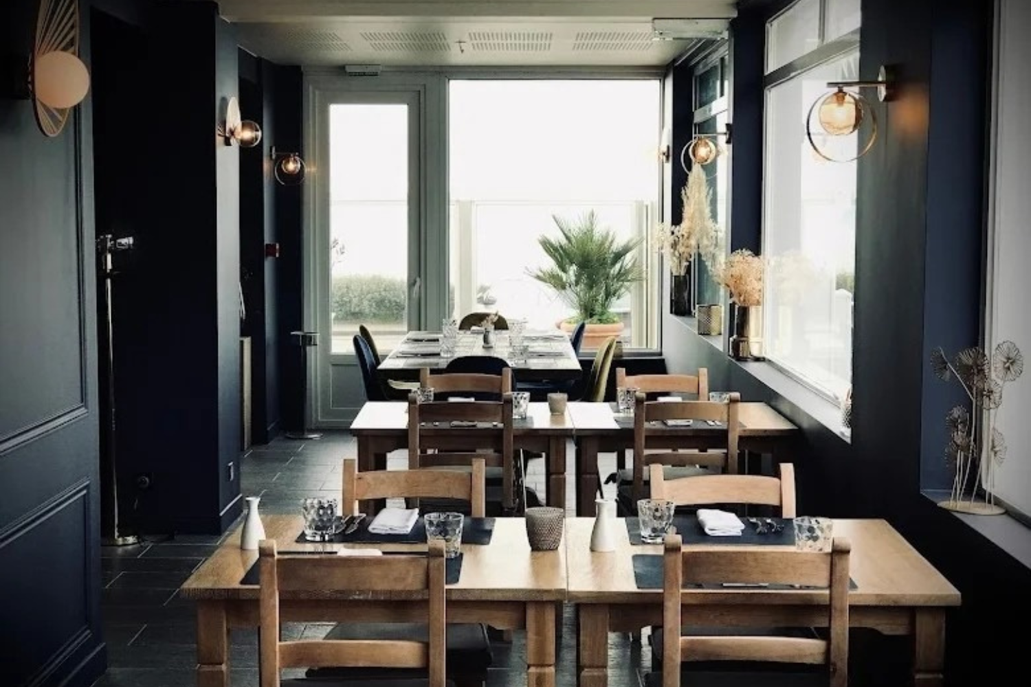 Réaménagement et décoration d'une salle de restaurant en bord de mer par Naomi MARTY