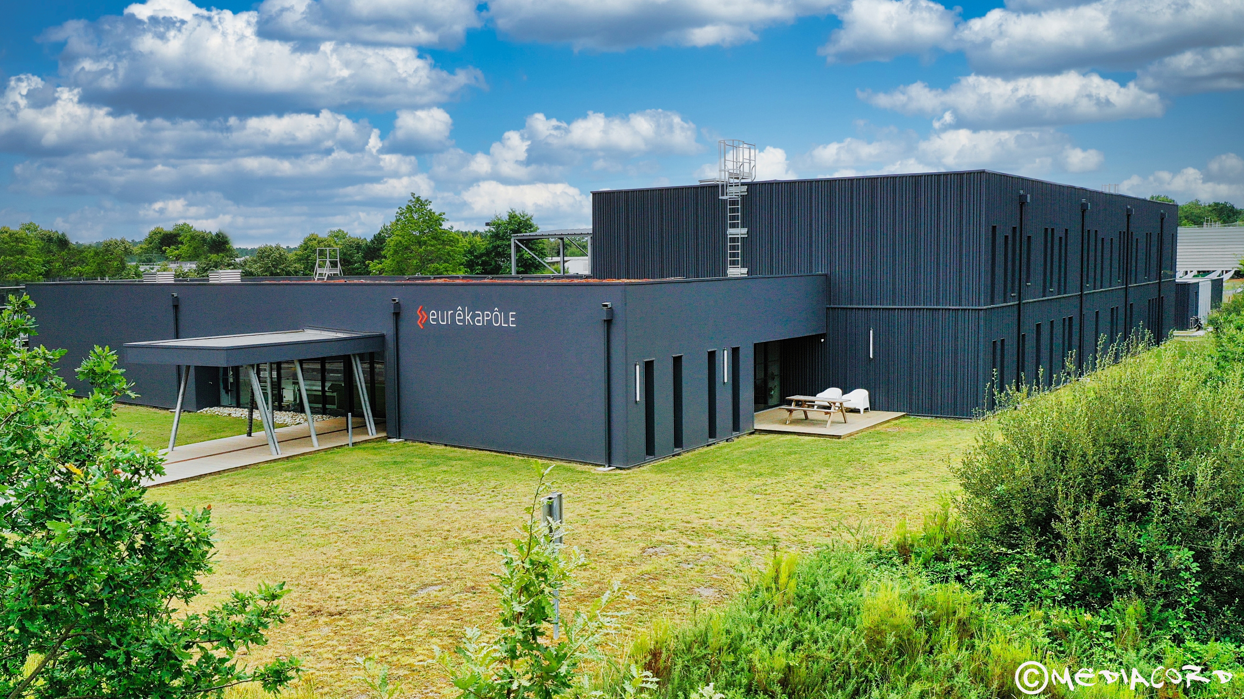 Les photos d’un projet de construction neuve d’un atelier et de bureaux prises par Philippe Bildet